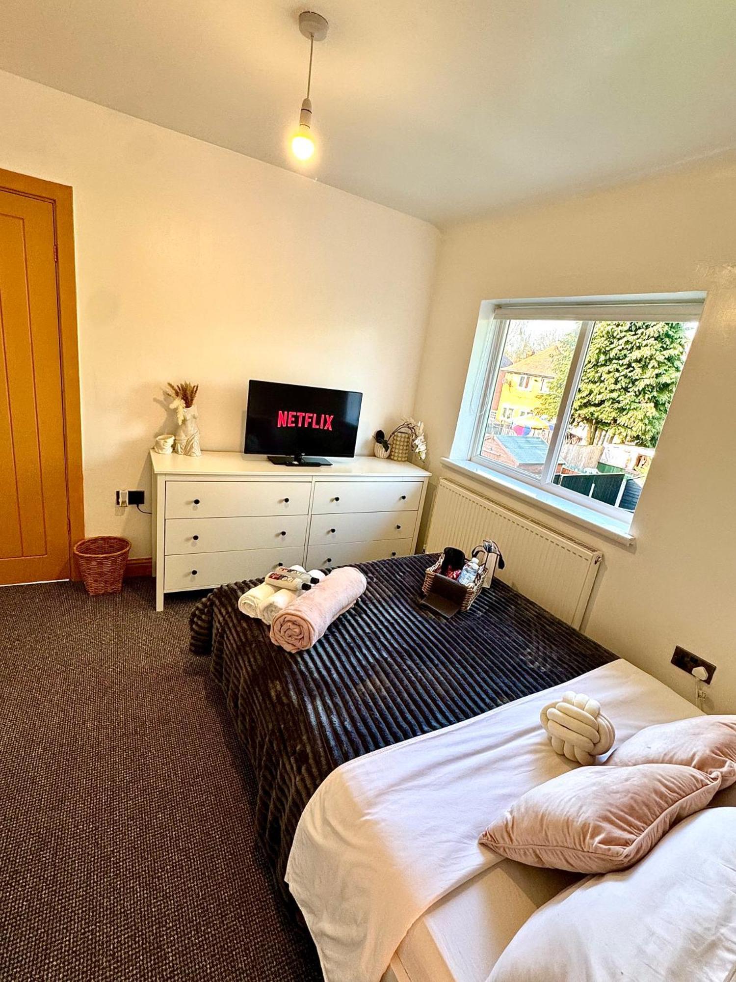 노팅엄 Contractor Haven- 3Bdr Crew House, Free Parking, Fast Wifi & Private Garden 아파트 외부 사진