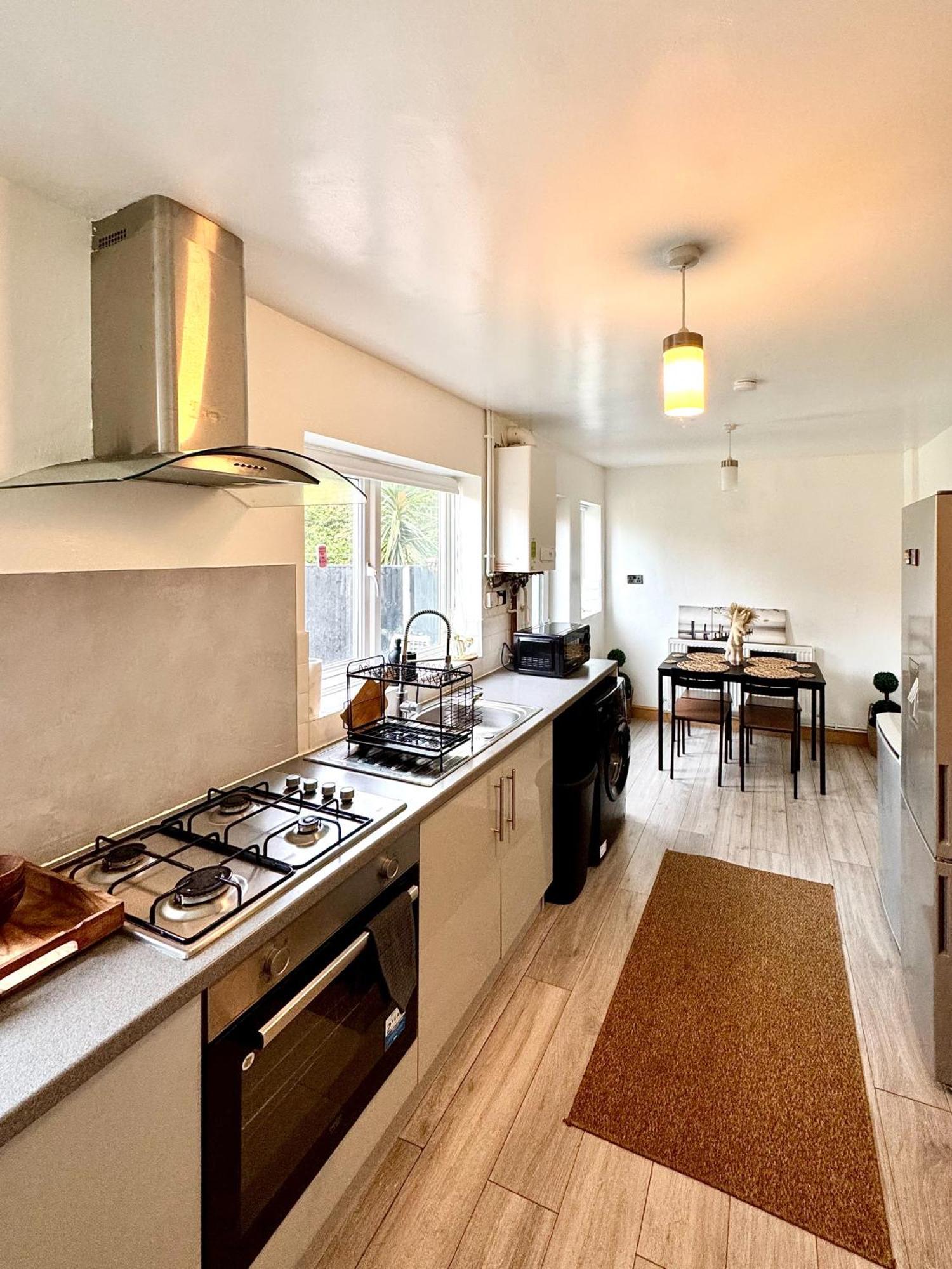 노팅엄 Contractor Haven- 3Bdr Crew House, Free Parking, Fast Wifi & Private Garden 아파트 외부 사진